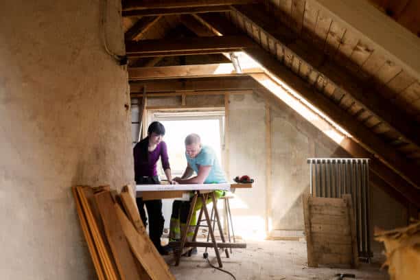 Couple qui fait des travaux pour aménager les combles de leur maison