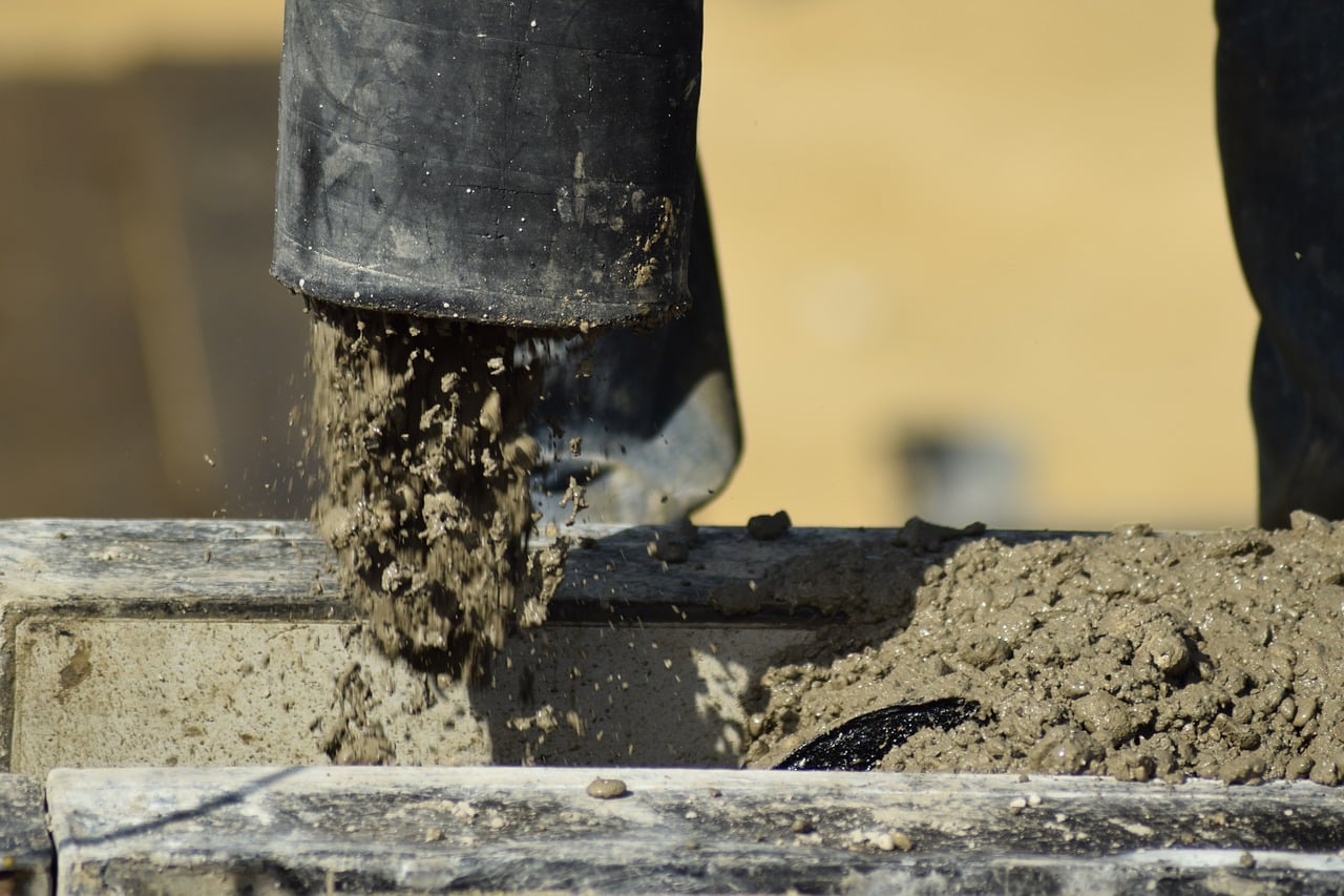 béton qui sort d'un tuyau